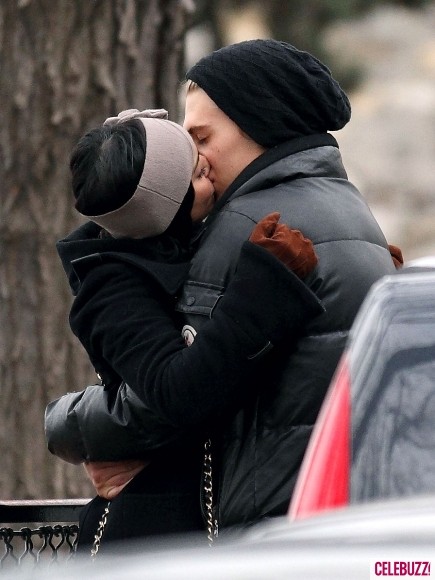Vanessa Hudgens và bạn trai Austin Butler "lại" vừa bị bắt gặp đang hôn nhau say đắm. Thời tiết lạnh giá dường như khiến đôi tình nhân trẻ càng muốn gắn bó hơn.